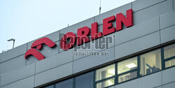 Logo ORLEN na budynkach gdańskiej rafinerii