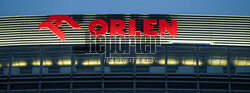 Logo ORLEN na budynkach gdańskiej rafinerii