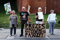 Miesięcznica pogrzebu pary prezydenckiej na Wawelu