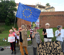 Miesięcznica pogrzebu pary prezydenckiej na Wawelu