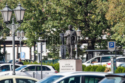 Baner z prezesem Kaczyńskim przy pomniku jego brata