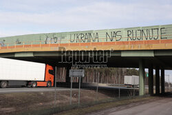 Ukraina Nas Rujnuje - napis nad trasą S8 z Białegostoku