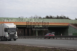 Ukraina Nas Rujnuje - napis nad trasą S8 z Białegostoku