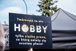 Twórcy filmowi przed Sejmem "Dość czekania na tantiemy z internetu!"