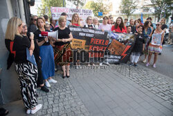 Protest Piekło kobiet trwa ! w Gdyni