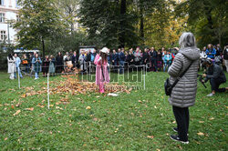 " Źywy Roż " - odtworzenie perfrmensu Mari Pinińskiej - Bereś przed krakowskim Bunkrem Sztuki