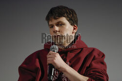 Jesse Eisenberg odbiera nagrodę Indie Star Award podczas American Film Festival we Wrocławiu