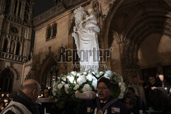 Powrót figury Matki Boskiej z Dzieciatkiem do katedry Notre-Dame w Paryzu