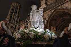 Powrót figury Matki Boskiej z Dzieciatkiem do katedry Notre-Dame w Paryzu