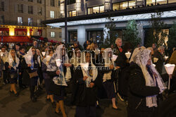 Powrót figury Matki Boskiej z Dzieciatkiem do katedry Notre-Dame w Paryzu