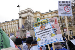 Protest pielęgniarek i położnych przed KPRM