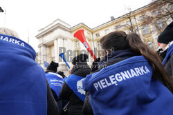 Protest pielęgniarek i położnych przed KPRM