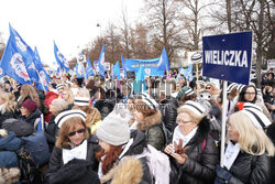 Protest pielęgniarek i położnych przed KPRM