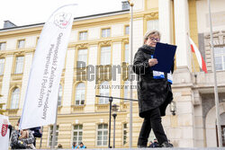 Protest pielęgniarek i położnych przed KPRM