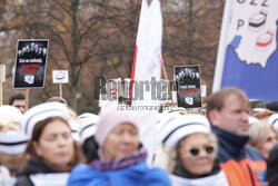 Protest pielęgniarek i położnych przed KPRM