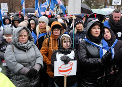 Protest pielęgniarek i położnych przed KPRM