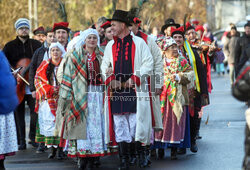 Osadzenie chochoła przed Rydlówką w Krakowie