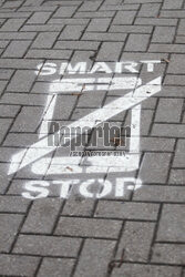 Symbole akcji "Smart Stop" na chodnikach Olsztyna